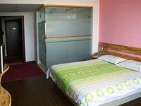Golden Lion 100 Supermarket Hotel