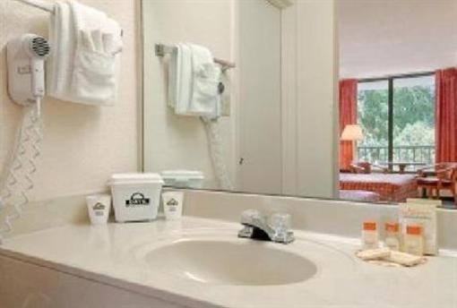 фото отеля Days Inn Port Royal