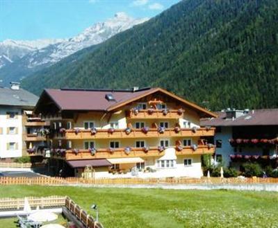 фото отеля Hotel Garni Sonne Neustift im Stubaital