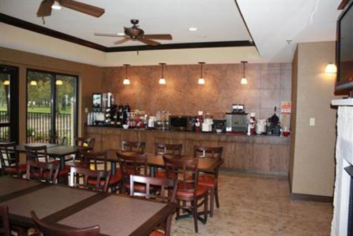 фото отеля Parkwood Inn & Suites