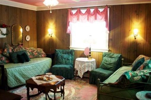 фото отеля The Garden Walk Bed and Breakfast Inn