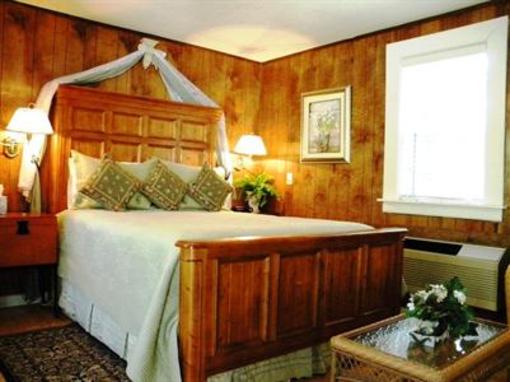 фото отеля The Garden Walk Bed and Breakfast Inn