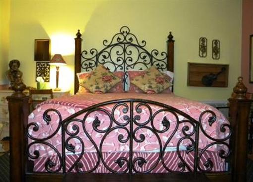 фото отеля The Garden Walk Bed and Breakfast Inn