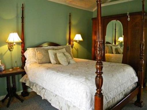 фото отеля The Garden Walk Bed and Breakfast Inn