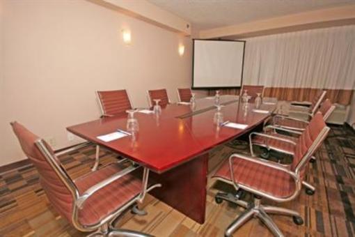 фото отеля Holiday Inn & Suites Greensboro