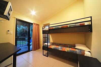 фото отеля Airlie Cove Resort And Van Park