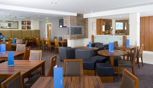 фото отеля Holiday Inn Express Leeds East