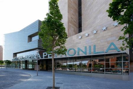 фото отеля Reina Petronila Hotel