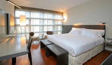 фото отеля Reina Petronila Hotel