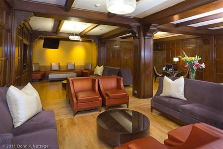 фото отеля Doubletree by Hilton The Tudor Arms Hotel