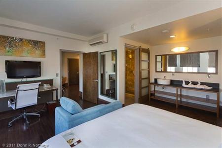 фото отеля Doubletree by Hilton The Tudor Arms Hotel