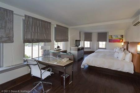 фото отеля Doubletree by Hilton The Tudor Arms Hotel