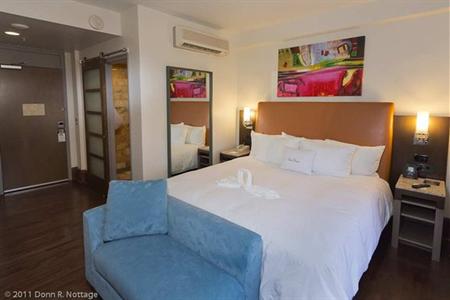 фото отеля Doubletree by Hilton The Tudor Arms Hotel