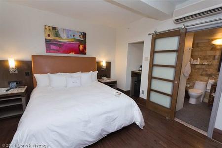 фото отеля Doubletree by Hilton The Tudor Arms Hotel