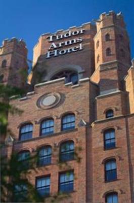 фото отеля Doubletree by Hilton The Tudor Arms Hotel