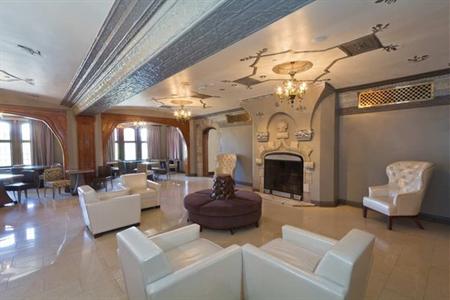фото отеля Doubletree by Hilton The Tudor Arms Hotel