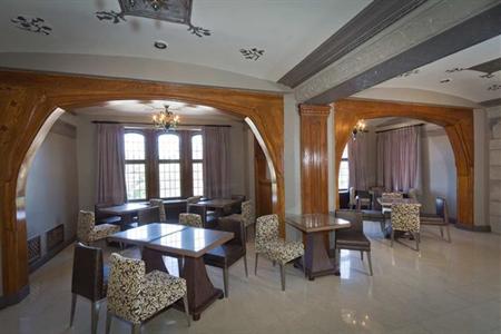 фото отеля Doubletree by Hilton The Tudor Arms Hotel