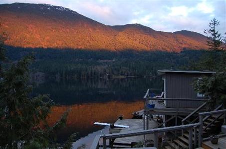 фото отеля Sakinaw Lake Lodge