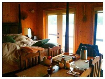 фото отеля Sakinaw Lake Lodge