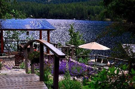фото отеля Sakinaw Lake Lodge