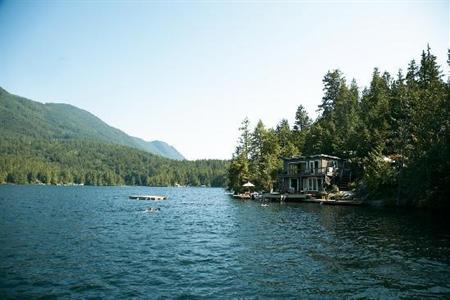 фото отеля Sakinaw Lake Lodge
