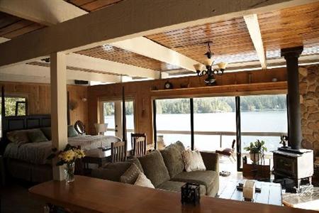 фото отеля Sakinaw Lake Lodge