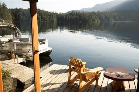 фото отеля Sakinaw Lake Lodge
