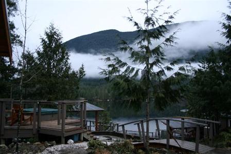 фото отеля Sakinaw Lake Lodge