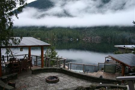 фото отеля Sakinaw Lake Lodge