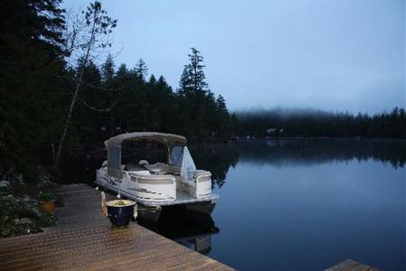 фото отеля Sakinaw Lake Lodge
