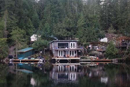 фото отеля Sakinaw Lake Lodge