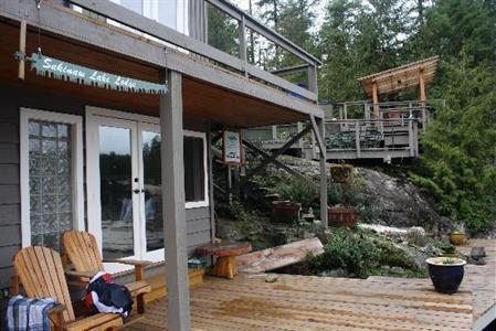 фото отеля Sakinaw Lake Lodge