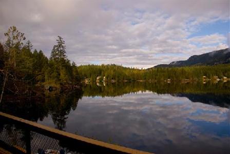 фото отеля Sakinaw Lake Lodge