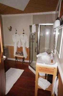 фото отеля Sakinaw Lake Lodge