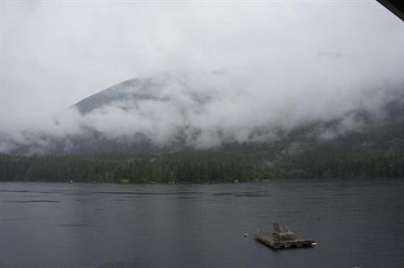 фото отеля Sakinaw Lake Lodge
