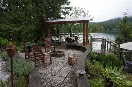 фото отеля Sakinaw Lake Lodge