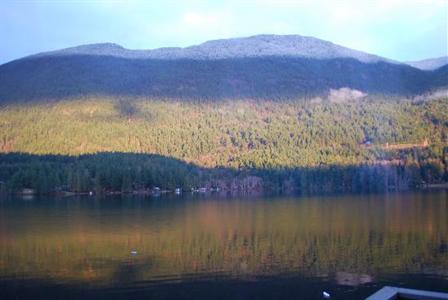фото отеля Sakinaw Lake Lodge