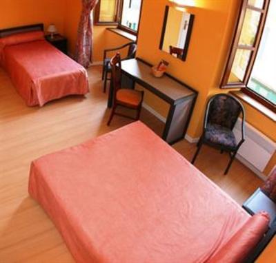 фото отеля Hostellerie Des Lauriers Curvalle