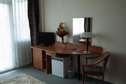 фото отеля Corvus Hotel Buk