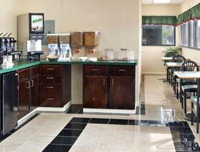фото отеля Super 8 Suwanee
