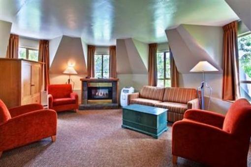 фото отеля Holiday Inn Whistler Village Center