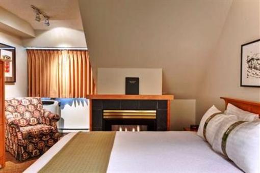 фото отеля Holiday Inn Whistler Village Center