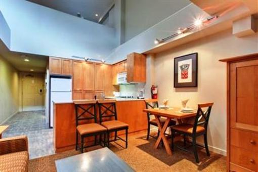 фото отеля Holiday Inn Whistler Village Center