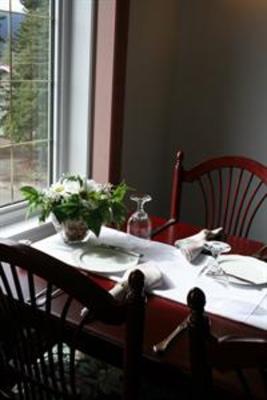 фото отеля The Raven Hotel Haines Junction