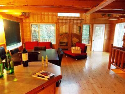фото отеля Beaverfoot Lodge & Resort