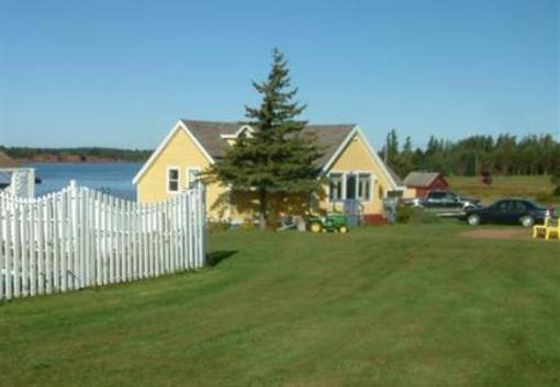 фото отеля Beach & Breeze Cottages