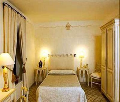 фото отеля Hotel Du Poete Fontaine-de-Vaucluse