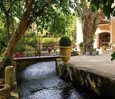 фото отеля Hotel Du Poete Fontaine-de-Vaucluse