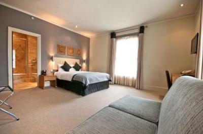фото отеля Innkeeper's Lodge Godalming