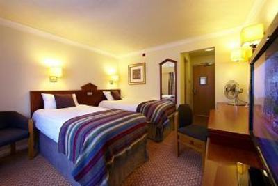 фото отеля Village Hotel Hyde